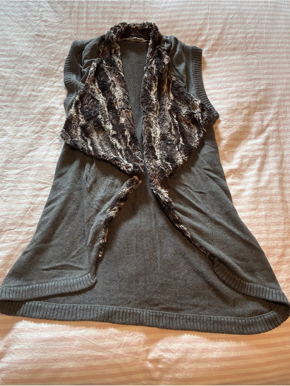 Sleeveless Faux-Fur Trim Knit Vest - Gray